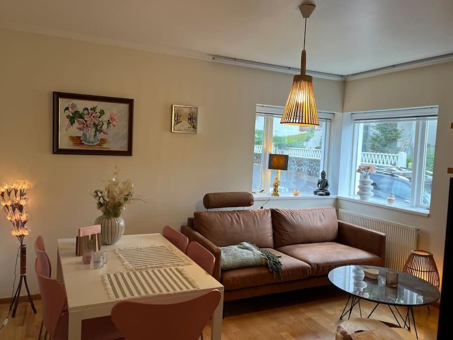 Charming 3 Bedroom Apartment Akureyri Bagian luar foto